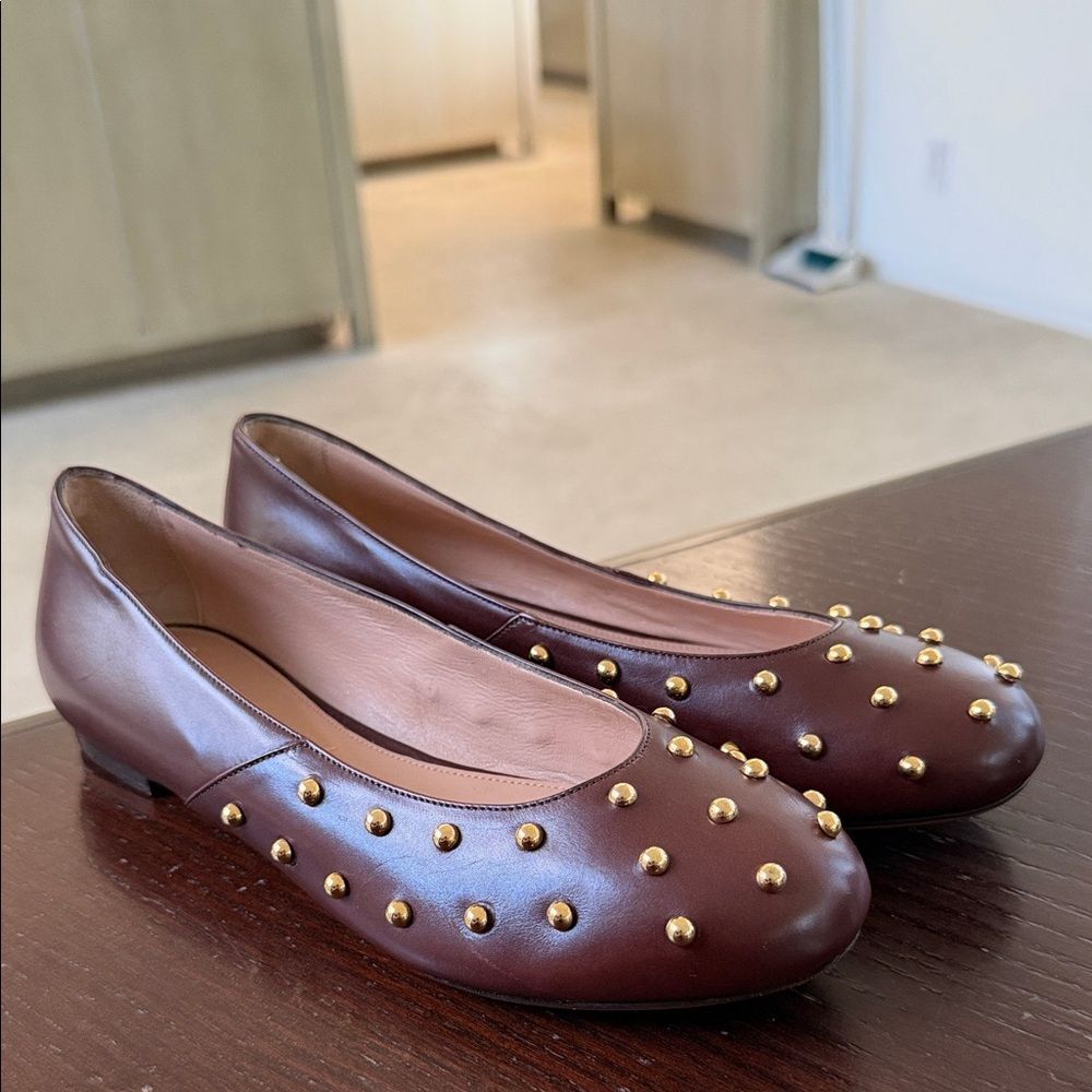 Chic Brown Women's Flats with Gold Accents